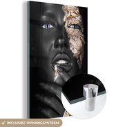 Glasschilderij vrouw - Goud - Zwart - Portret - Luxe - Schilderij glas - Foto op glas - 80x120 cm - Muurdecoratie glas - Woonkamer - Kamerdecoratie - Wanddecoratie - Glasplaat