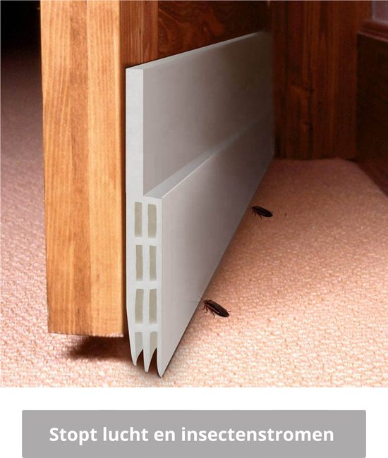 Witte tochtstrip onder een houten deur, stopt lucht en insecten.