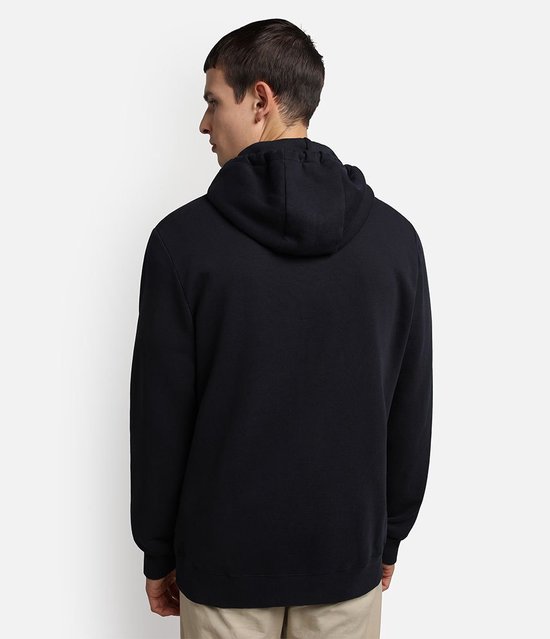 Man, achterkant donkerblauwe hoodie.