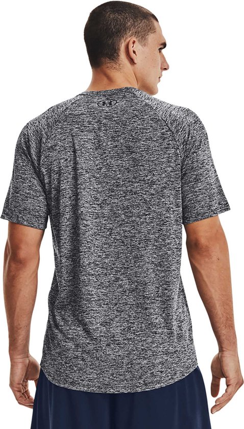 Achterkant van een man met grijs gemêleerd Under Armour sportshirt met korte mouwen en een zwart logo op de rug.