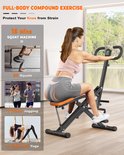 Vrouw op zwart fitnessapparaat met oranje zitting, met afbeeldingen van andere oefeningen.
