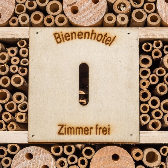 Insectenhotel met puntdak ophangsysteem hele jaar bewoonbaar hout - Blumfeldt