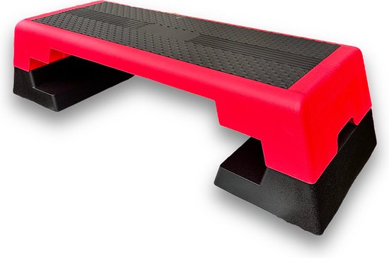 Een rode aerobic step met zwart antislipoppervlak en zwarte poten, diagonaal bekeken.