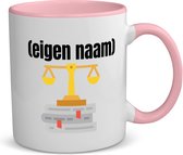 Akyol - advocaat weegschaal (met eigen naam) koffiemok - theemok - roze - Advocaat - advocaten - mok met eigen naam - leuk cadeau voor iemand die advocaat is - cadeau - kado - 350 ML inhoud