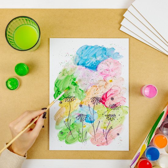 Hand schildert een aquarel met bloemen in groen, roze, blauw, met glitters en zwarte details.