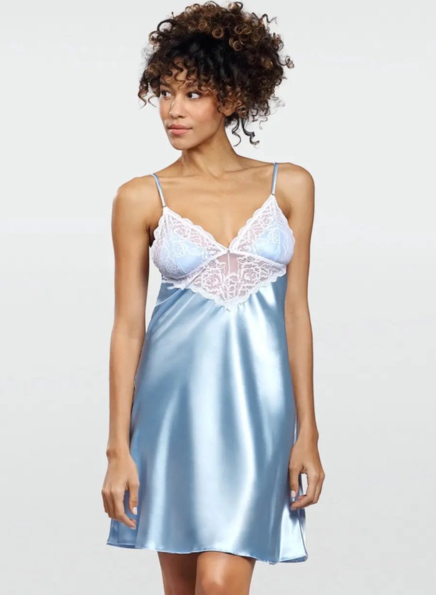 DKaren Vrouwelijke lichtblauwe satijnen chemise | cadeautip | satijnen nachthemd met kant | DKaren Luna