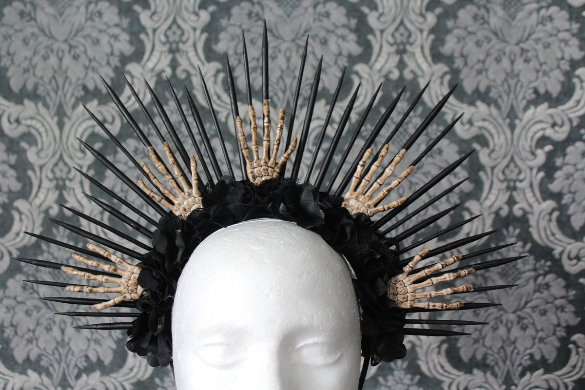 Goedkoopste Zwarte spikes met zwarte bloemen en skelethandjes