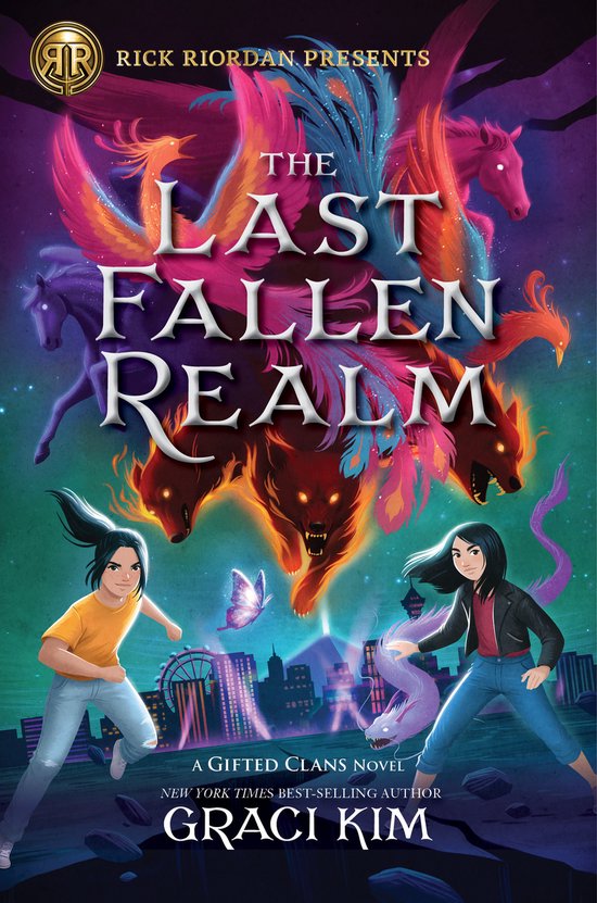 Boekcover van 'The Last Fallen Realm', met twee meisjes, mythische wezens en een stad.