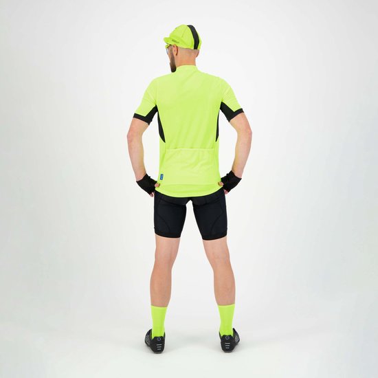 Man in fluorgeel fietsshirt met korte mouwen en zwarte accenten, zwarte broek en sokken. Zicht op de achterkant.
