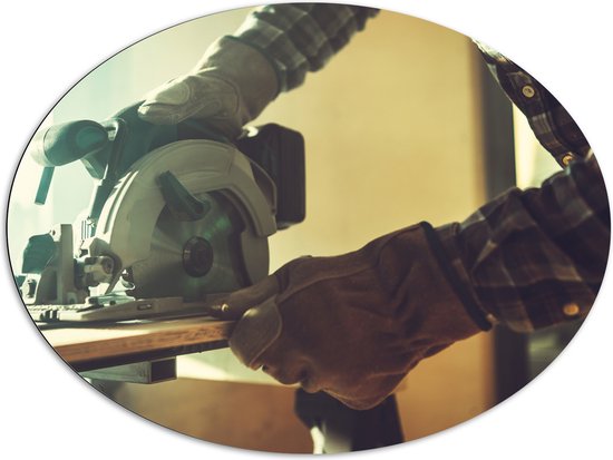 Dibond Ovaal - Werk - Zaag - Machine - Hout - Handschoenen - 108x81 cm Foto op Ovaal (Met Ophangsysteem)