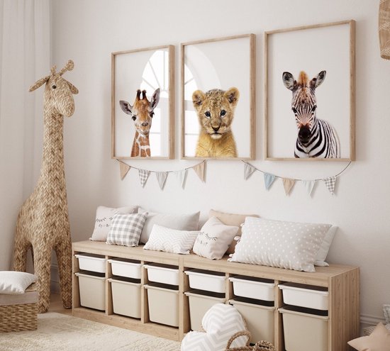 Kinderkamer Poster Set - 3 stuks - 50x70 cm - Safari Dieren - Giraffe - Leeuw - Zebra - Kinderposter - Babykamer - Babyshower Cadeau - Wanddecoratie - Muurdecoratie