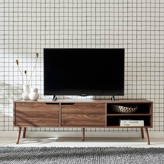 Meuble TV en noyer avec deux tiroirs et compartiments ouverts, avec une télévision dessus.