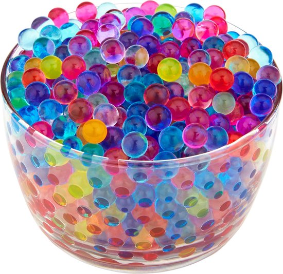 Perles d'eau colorées dans un bocal en verre.