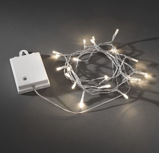 Lichtsnoer met warmwitte micro-leds, verbonden met een witte batterijhouder met 'Konstsmide'-logo.