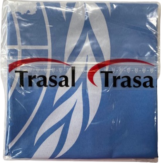 Drapeau bleu des Nations Unies, plié dans un emballage plastique. Le blason avec le globe terrestre et les branches d'olivier est visible.