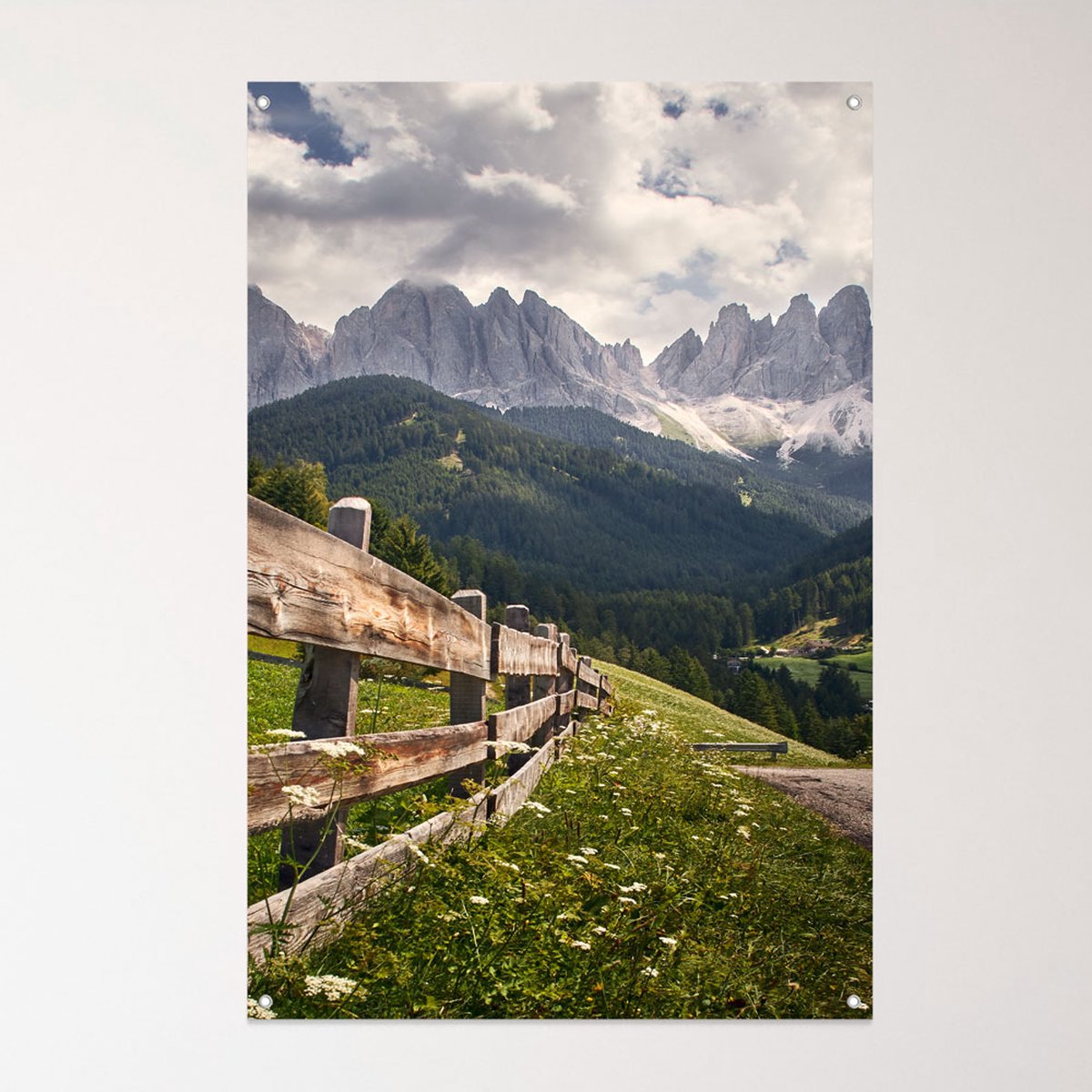 Tuinposter | Tuinschilderij | Tuinspandoek | Schuttingdoek | Bergen | Vallei | Gras | Natuur | Hek | Staand | 100x200 cm | voor Binnen