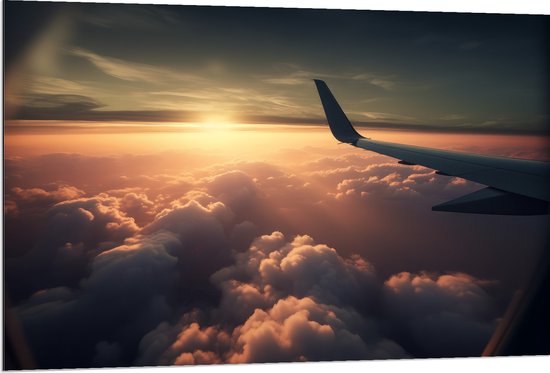Coucher de soleil doré sur les nuages vu d'un avion, avec l'aile de l'avion bien en évidence.