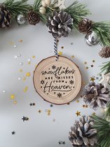 kerstbal van hout | snowflakes are kisses from heaven | boomschijf | kersthanger | houten kerstbal | kerst decoratie