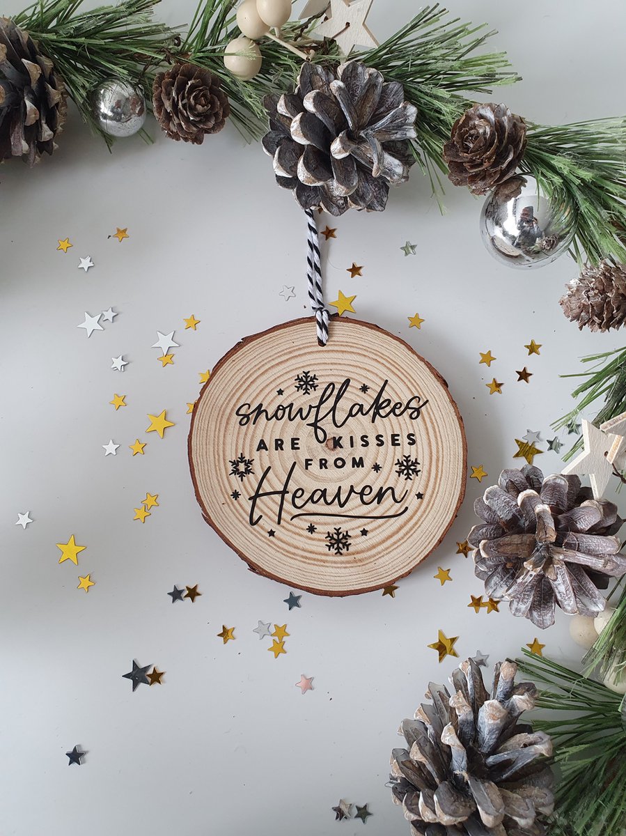 Houten kerstbal met sneeuwvlokken en boomschijf, kersthanger, kerstdecoratie in kerstthema.