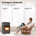 Grijze gaskachel op wieltjes naast een vrouw die in een stoel leest. "Zuinig in verbruik tot 15 kg gasfles".