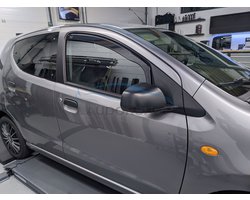 Zijwindschermen set geschikt tbv Suzuki Alto & Nissan Pixo 5 deurs model VANAF 2009 donker getint pasvorm