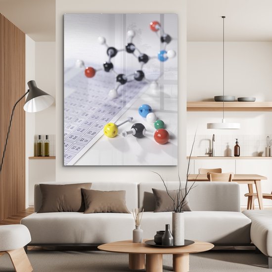 MuchoWow® Glasschilderij 120x160 cm - Schilderij acrylglas - Moleculair model naast periodiek systeem - Foto op glas - Schilderijen
