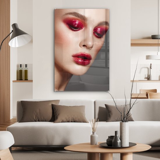 ® Glasschilderij 80x120 cm - Schilderij acrylglas - Afbeelding van een vrouw met glanzende rode lippen en oogleden - Foto op glas - Muurdecoratie woonkamer - Wanddecoratie slaapkamer - Schilderijen