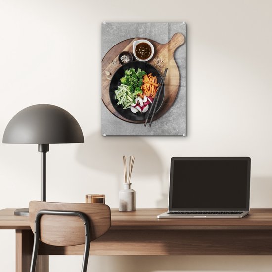 Peinture sur verre - Un bol de légumes avec des herbes et une sauce salée sur une planche à découper en bois - 30x40 cm - Peintures sur Verre Peintures - Photo sur Glas