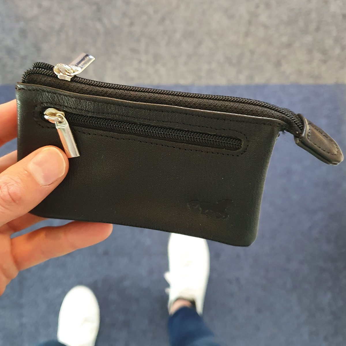 BelleVive 2 pièces porte-clés avec porte-cartes photo K-Pop, chaînette en métal - Étui protecteur rigide avec clip étoile, pendentifs décoratifs pour cartes toploader ou badges, noir et blanc