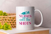 Mok Nurses call the shots - NurseLife - Gift - Cadeau - Nursing - HealthcareHeroes - NurseStrong - Verpleegkundige - Zorgverlener - Gezondheidszorg - Verpleegster