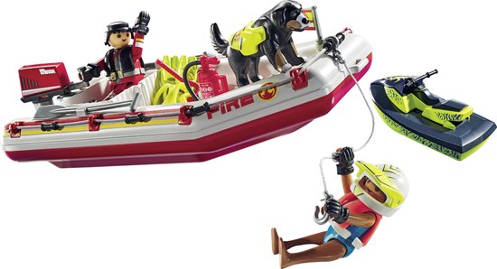 Reddingsboot met 'FIRE' opschrift, een waterscooter, een brandweerman, een hond en een persoon aan een lijn.