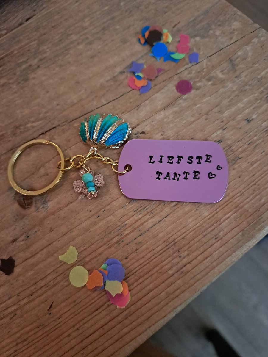By_Evelien Prachtige Sleutelhanger LIEFSTE TANTE - Uniek Geboorte aankondiging - Bijzonder - Klavertje - Origineel - Zomaar - Graveren - Hartje - Ibiza - Schelpje - Bohemian - Glitter - AUNTIE to Be 2023