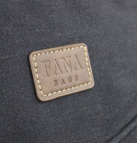 Bruin Fana Bags logo op zwarte canvas stof.