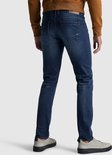 Man met donkerblauwe PME Legend jeans, zicht van achteren.