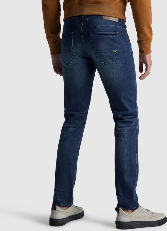 Man met donkerblauwe PME Legend jeans, zicht van achteren.