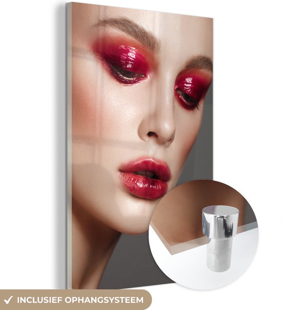 MuchoWow® Glasschilderij 40x60 cm - Schilderij acrylglas - Afbeelding van een vrouw met glanzende rode lippen en oogleden - Foto op glas - Schilderijen