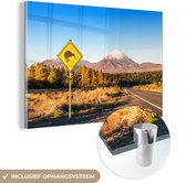 MuchoWow® Glasschilderij 60x40 cm - Schilderij acrylglas - Asfalt weg in het Nationaal park Tongariro in Nieuw-Zeeland - Foto op glas - Schilderijen