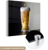 MuchoWow® Glasschilderij 50x50 cm - Schilderij acrylglas - Zalig biertje op een zwarte achtergrond - Foto op glas - Schilderijen
