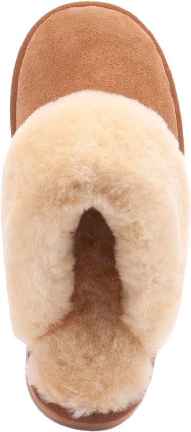 Bovenkant van een cognac suède slipper met dikke, romige schapenwollen voering.