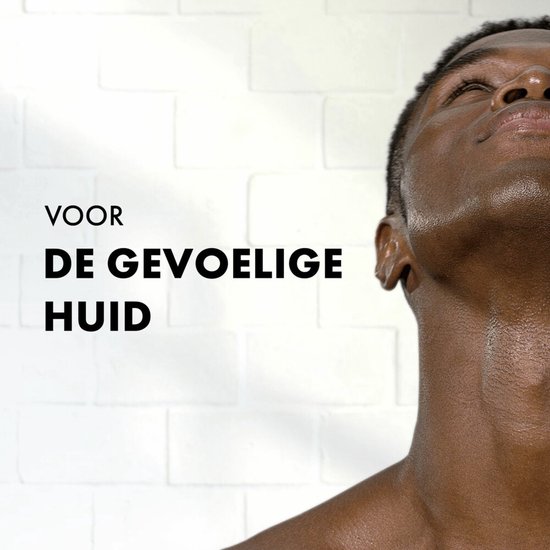 Close-up van een man met een glanzende huid.