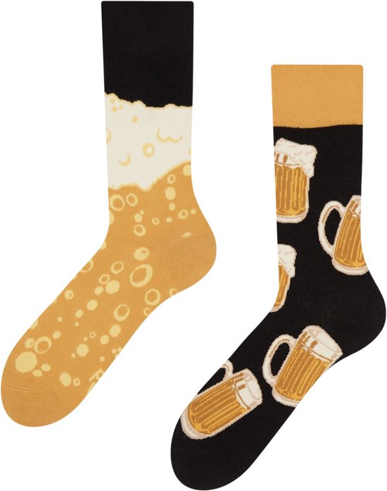 Zwarte sokken met bierprints en gele sokken met schuimprints.