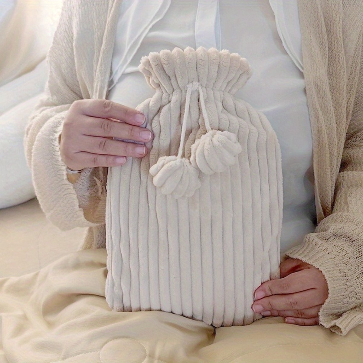 Goedkoopste Warmwaterkruik - Warmtekruik - Warmtekussen - Kruik - Met Hoes - Warmwaterzak - Knuffel - Bag - Beige - 1000ML