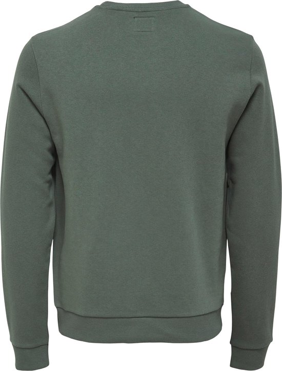 Groene crewneck trui, van achteren gezien.