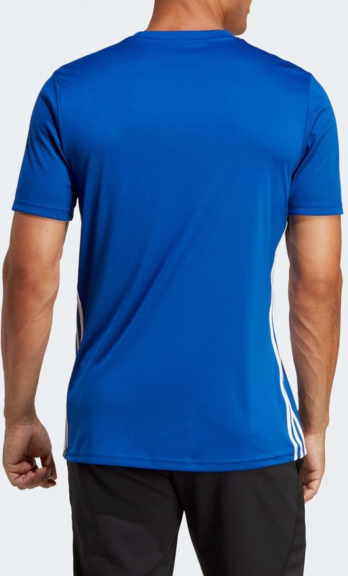 Detail van de mouw van een blauw Adidas voetbalshirt met witte strepen.