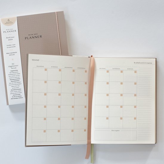 Open planner met maandoverzicht, dagen van de week en 'Niet vergeten' sectie.