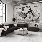 Fotobehangkoning - Behang - Vliesbehang - Fotobehang Fiets - Vintage Fiets - Oude Fiets - 350 x 245 cm