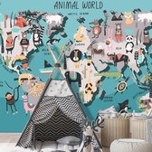 Fotobehangkoning - Behang - Vliesbehang - Fotobehang Dieren Wereldkaart - Kinderbehang Animal Map - 450 x 315 cm