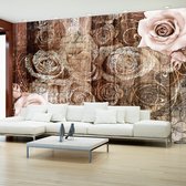 Fotobehangkoning - Behang - Vliesbehang - Fotobehang Oude houten planken en Rozen - 200 x 140 cm