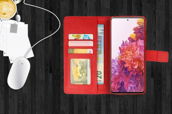Rode portemonnee book case met telefoon, kaarten en bankbiljetten, op een houten ondergrond.