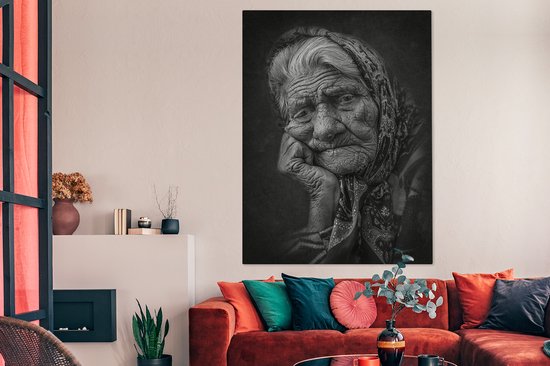 Portrait de femme au visage patiné avec tissu noué autour de la tête en noir et blanc 120x160 cm - Tirage photo sur toile (Décoration murale salon / chambre) XXL / Groot format!